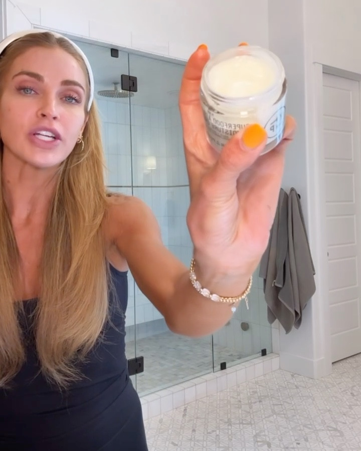 I am loving these @youthtothepeople products! They have clean ingredients, give you the prettiest glow, and are so hydrating. I’m obsessed!! Snag them during the Sephora sale!! @sephora #youthtothepeople #YTTPPartner