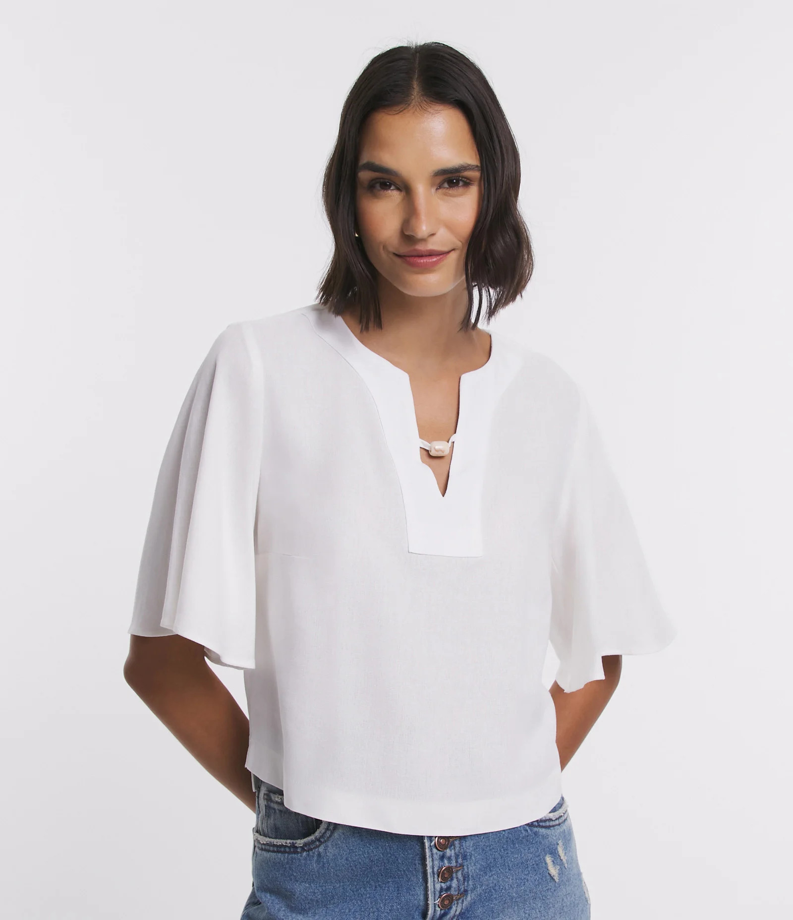 Blusa em Viscolinho com Manga Evasê e Decote Diferenciado Branco Neve - Lojas Renner | Renner (BR)