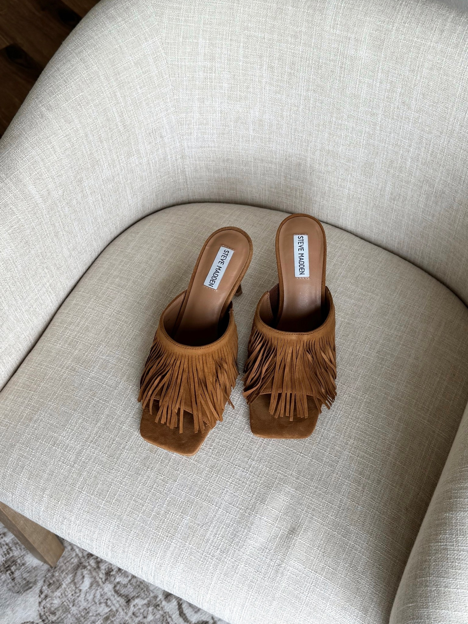 The cutest heels with a western flair! True to size and pretty comfortable. 


#fringe #suede #heels #westernfashion 

#LTKFindsUnder100 #LTKShoeCrush