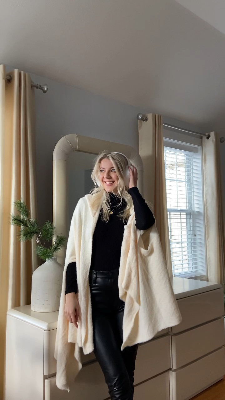 this marshmallow scarf cape is my new obsession!!!

#LTKSeasonal #LTKFind #LTKstyletip