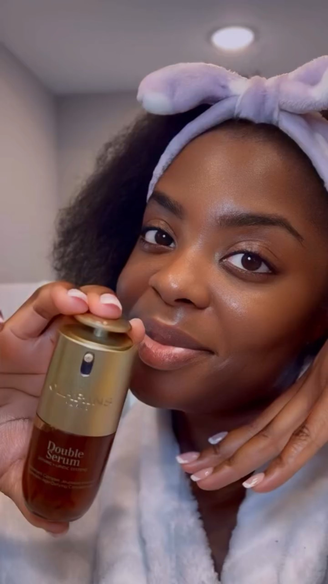 Two serums in one bottle, the glow, the hydration… @clarinsusa Double Serum just makes my skin feel alive again. Have you tried their serum before? 

 #clarinspartner #clarinsdoubleserum #skincareroutine #skincare #antiaging #antiaginghack #antiagingroutine #antiagingskincare #holygrailproduct