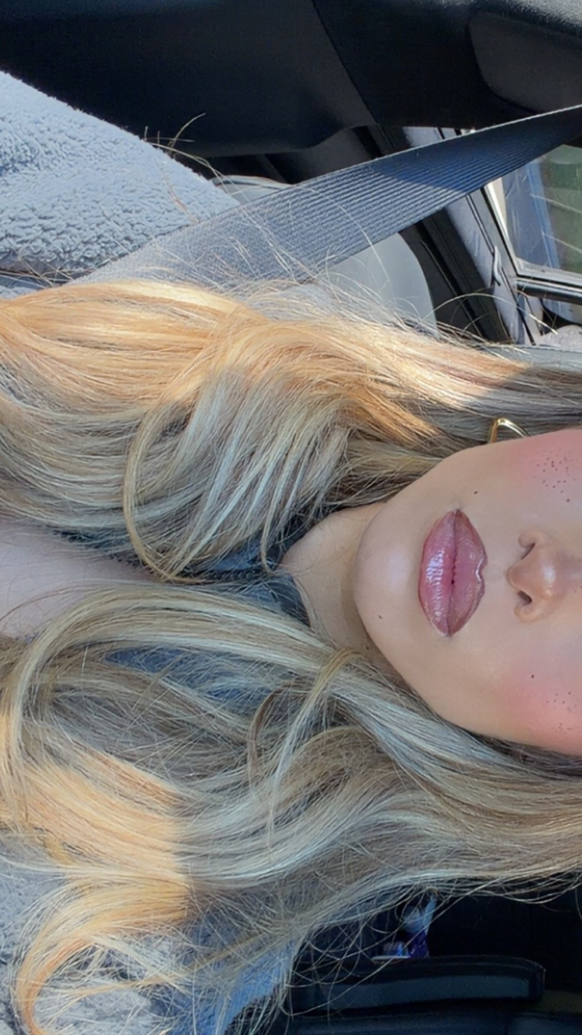 Liner shade subconscious 
Gloss shade jete 
Concealer shade sand (used on lips)
Lip color shade le bonbon 
Foundation shade 625
Blush shade happy in liquid blush and 001 in powder blush
Bronzer shade siene 
Highlight shade champagne 
Brows shade medium brown