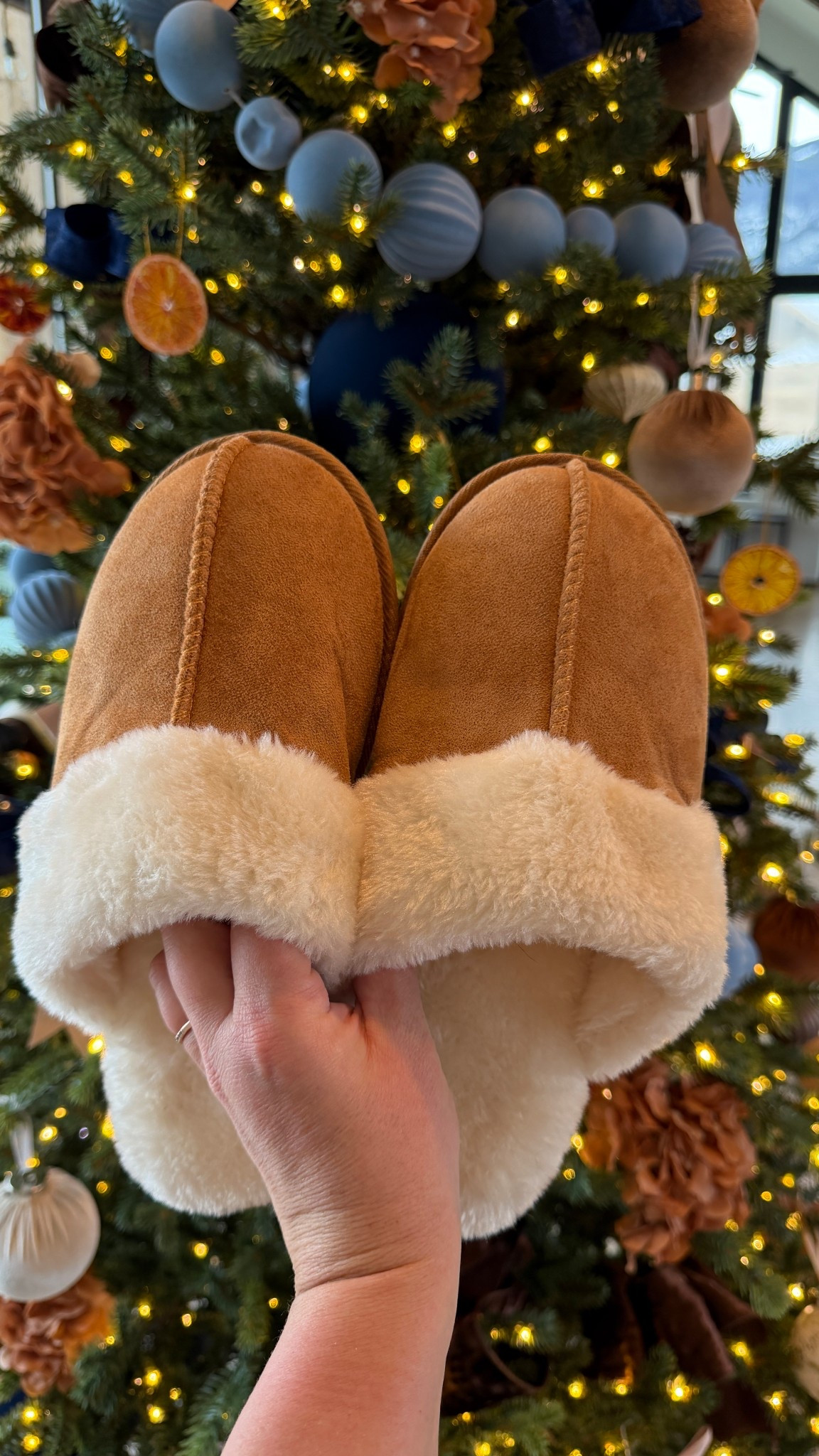These slippers scream cozy and they’d be the perfect last minute Christmas gift!!

Perfect gift for her or gift for teens. 

Christmas decor, Christmas tree, living room, holiday party, Christmas party, kitchen decor, Christmas table, Christmas garland, Ralph Lauren Christmas 

Everything linked below for easy shopping!

Follow @rushtonhome on Instagram!

#LTKHome #LTKGiftGuide #LTKHoliday