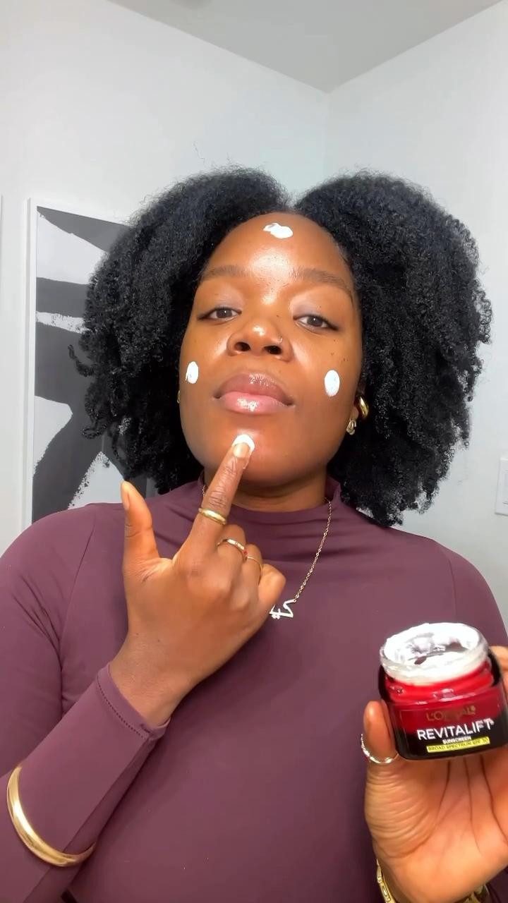 How I make my skin glow✨

I love when I find products that make me wanna give up makeup….I won’t ….. but still lol! 
I also included my face wash and eye cream that I used but not shown as well 🥰
 

#LTKBeauty #LTKmorningroutine #LTKFindsUnder50