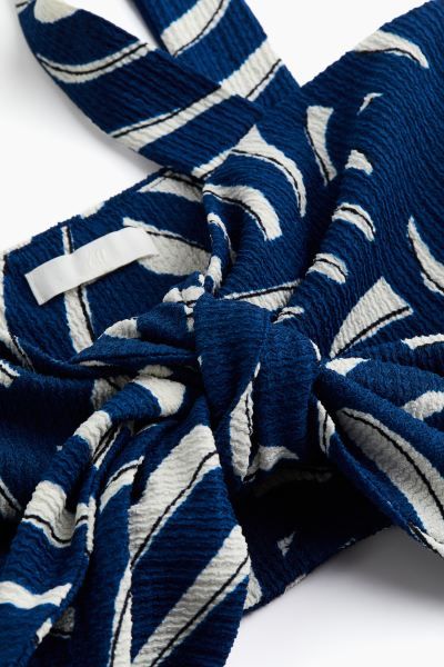 Knot-detail cropped top - Dark blue/Patterned - Ladies | H&M GB | H&M (UK, MY, IN, SG, PH, TW, HK)