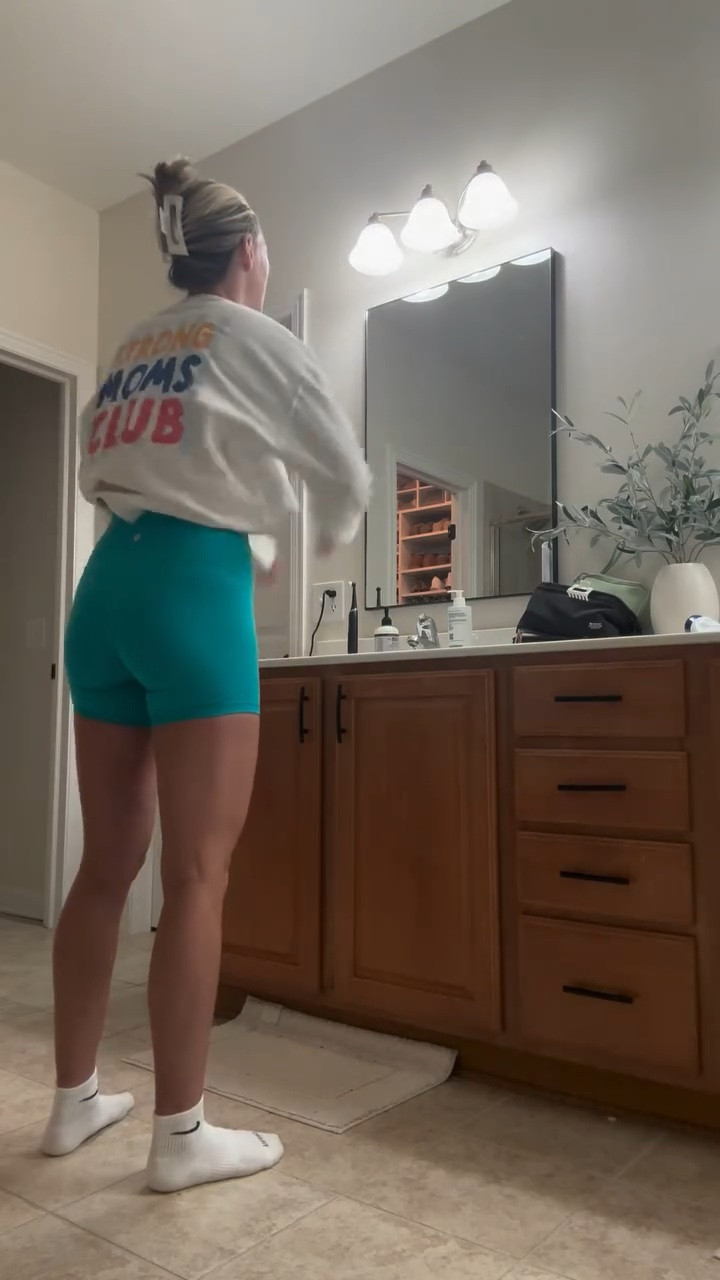 I tell ya what😅 getting back to early morning workouts is TOUGH but always feels so good when it’s done!

Happy Thursday!

#minivlog #morningvlog #mom #3under4 #workout