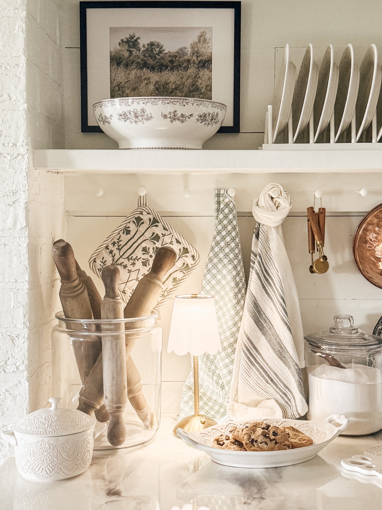 This scalloped edge lamp is cutest rechargeable lamp ever! #kitchenlamp #rechargeablelamp #vintagestyle #kitchen #farmhousekitchen