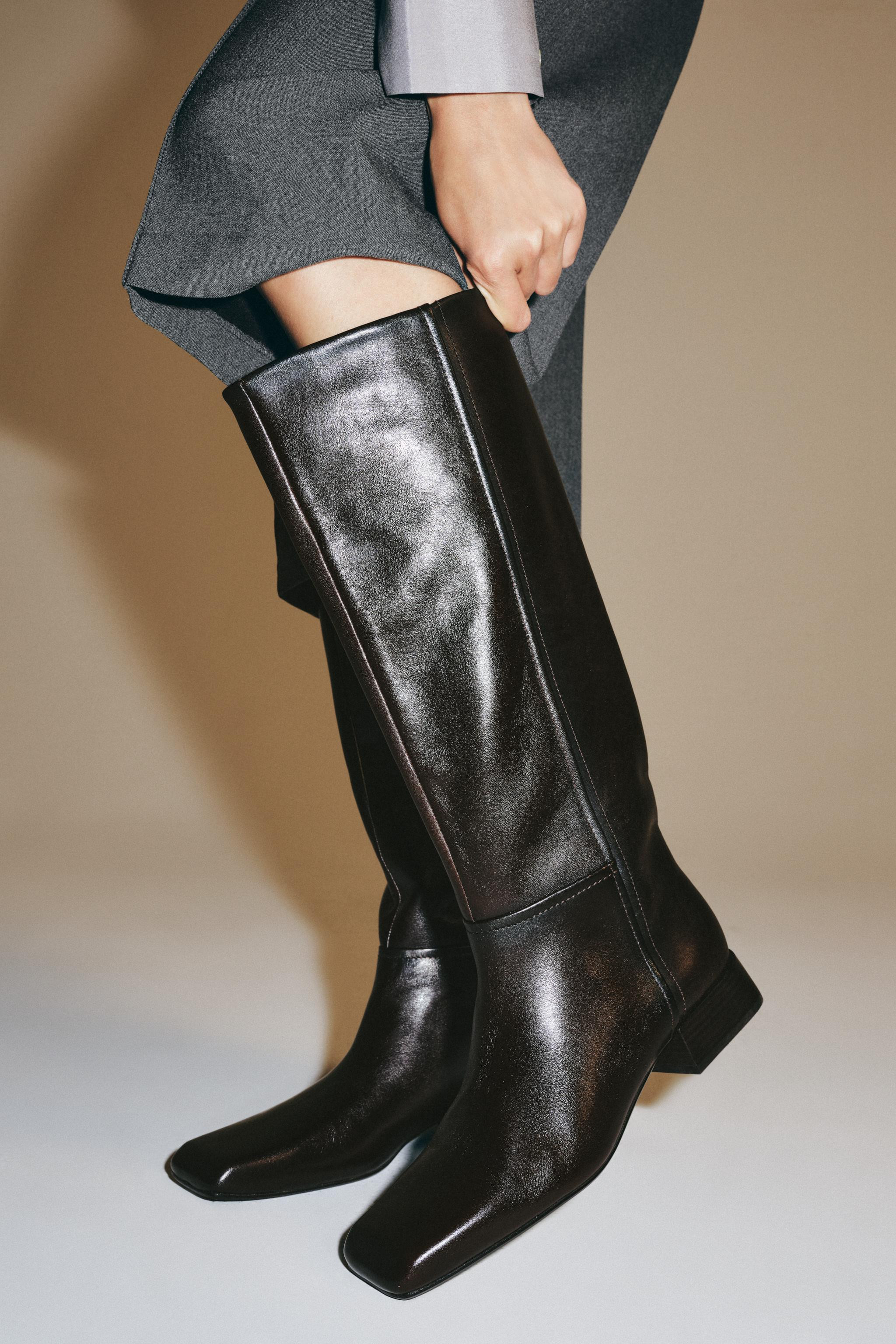 Model height: 178 cmLeather boots. Topstitching detail on the top. Easy pull-on style. Mid block ... | Zara DE