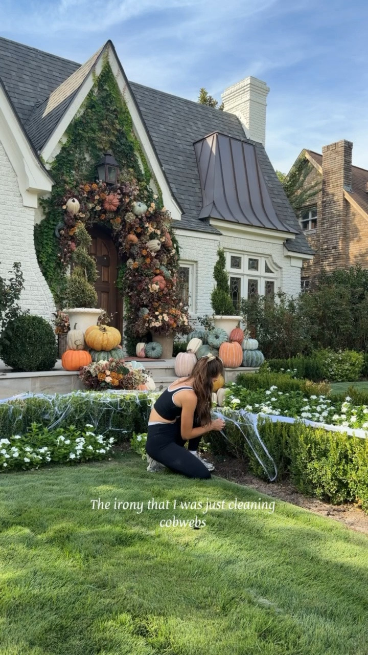 VLOG: HALLOWEEN FRONT PORCH👻🎃🤎🍂

#LTKHome #LTKSeasonal #LTKvlog