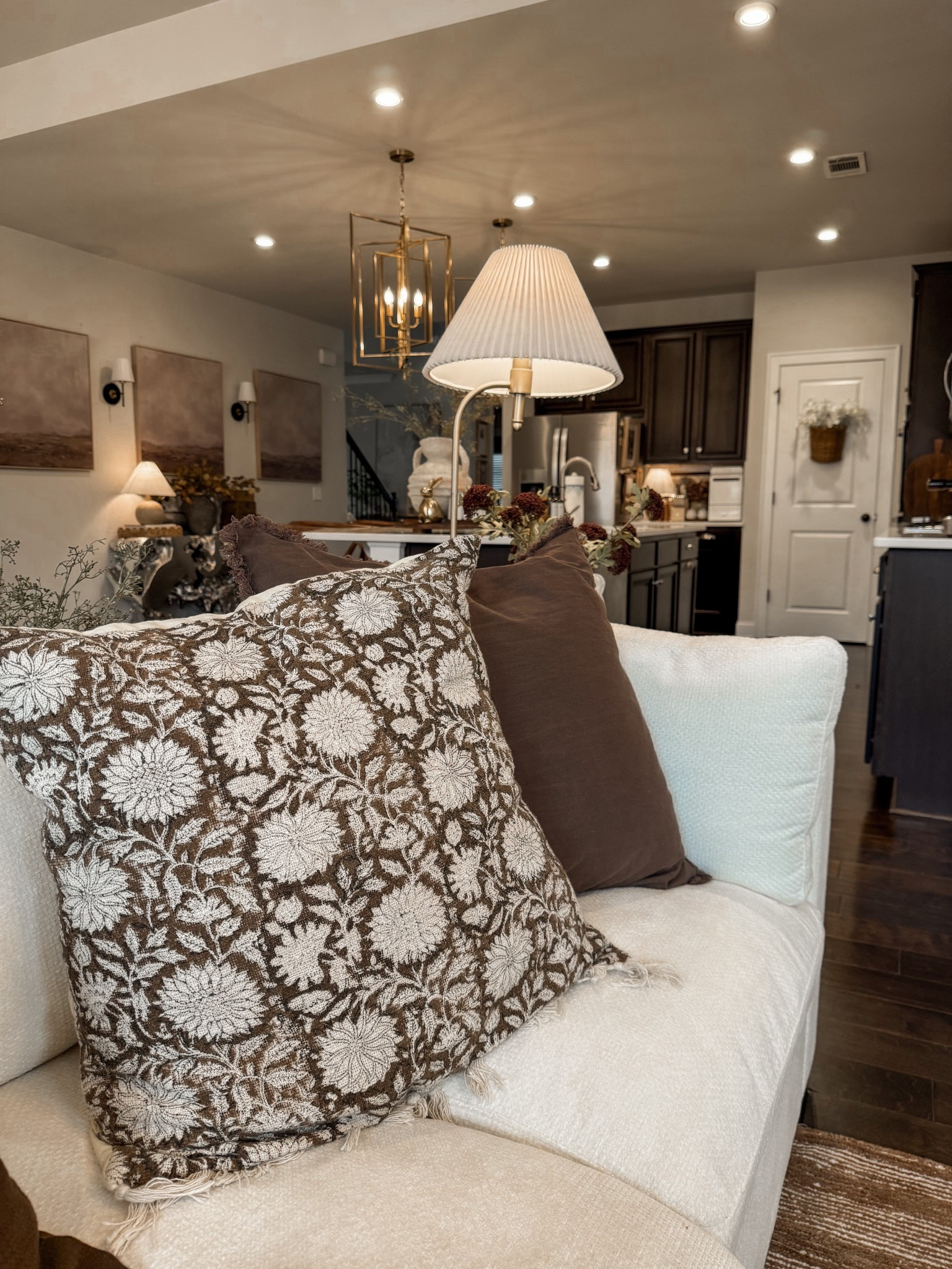 Vintage pillow cover that i am obsessed with🤌🏼🤎

#LTKFindsUnder50 #LTKStyleTip #LTKHome