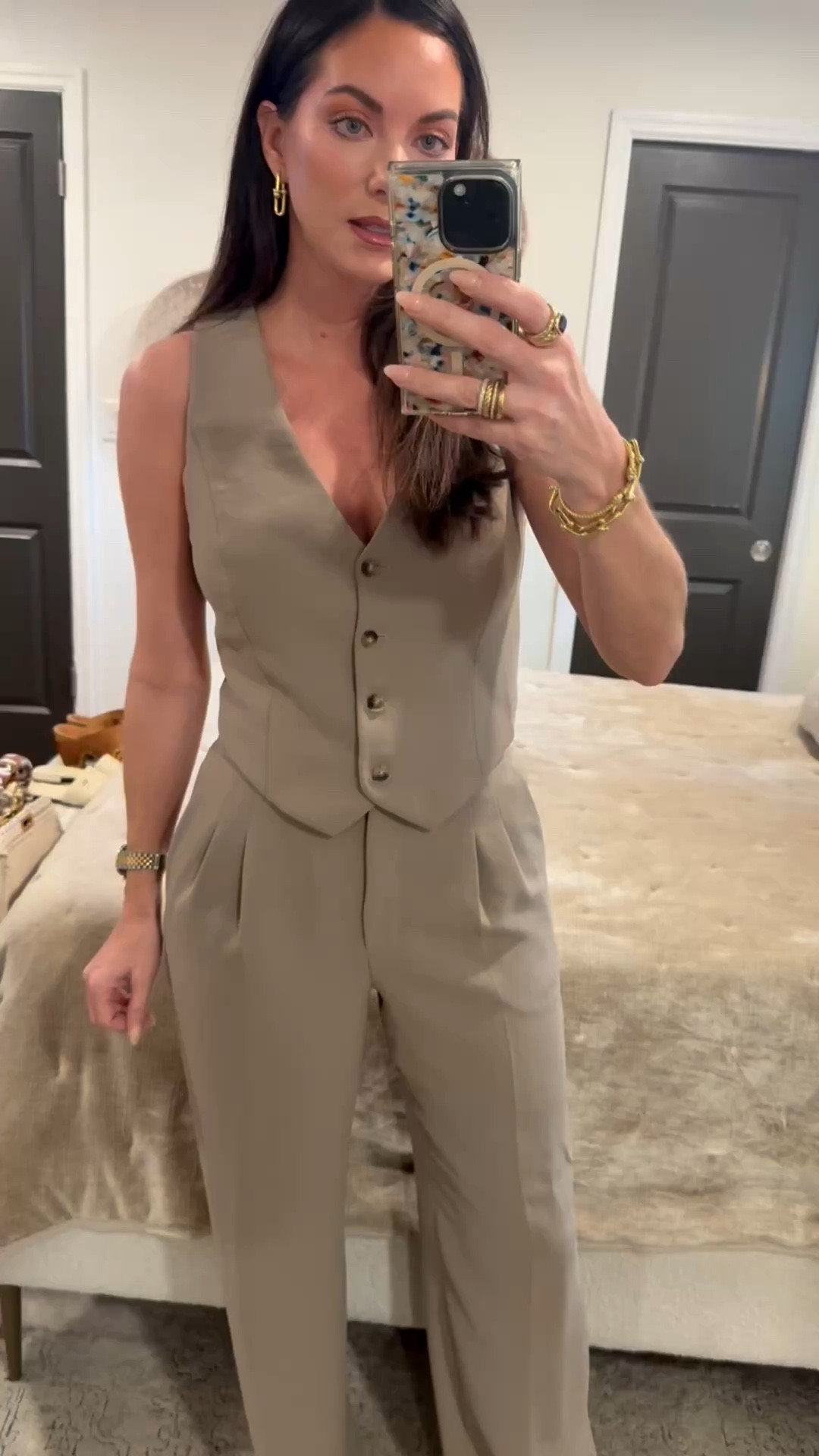  Happy Friday y’all! 🤍 #aritzia #capsulewardrobe