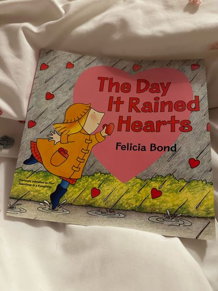 Perfect book to give your little valentine 

Valentine’s Day 
Kids valentine 
Valentines gifts 