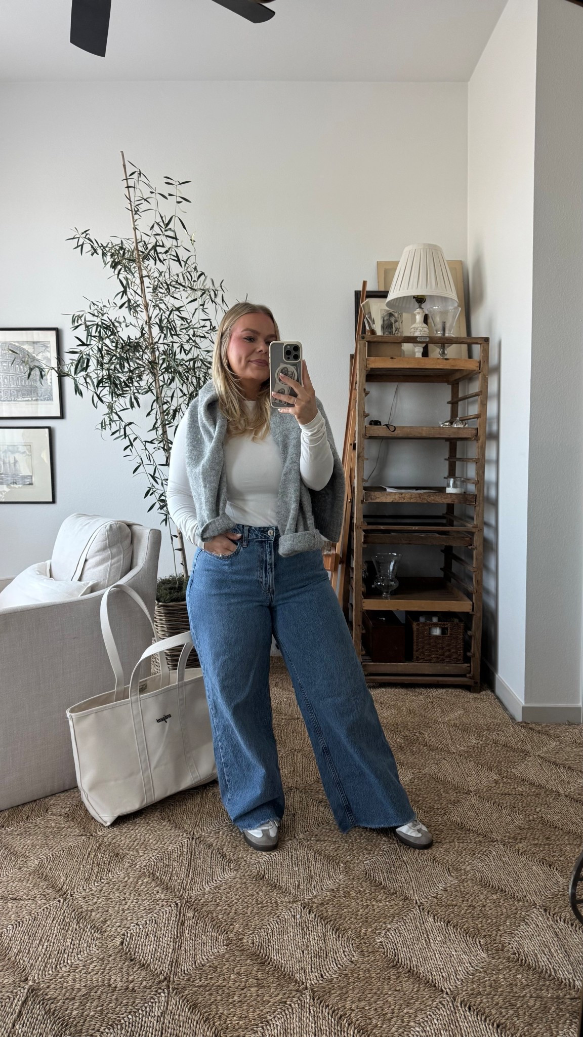 Thrift fit! I’m size 29 (short) in jeans and size L in top. Bag is the Natural (size large) with long handles and dark brown thread! 🤍