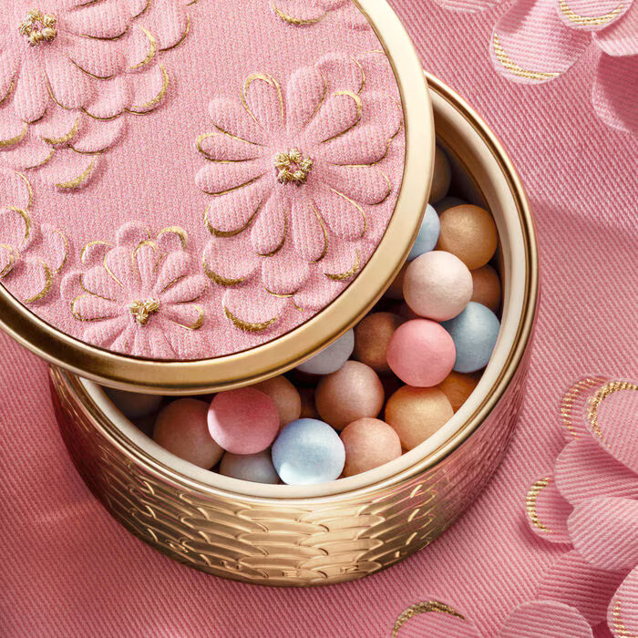 LIGHT-REVEALING PEARLS OF POWDER | Guerlain