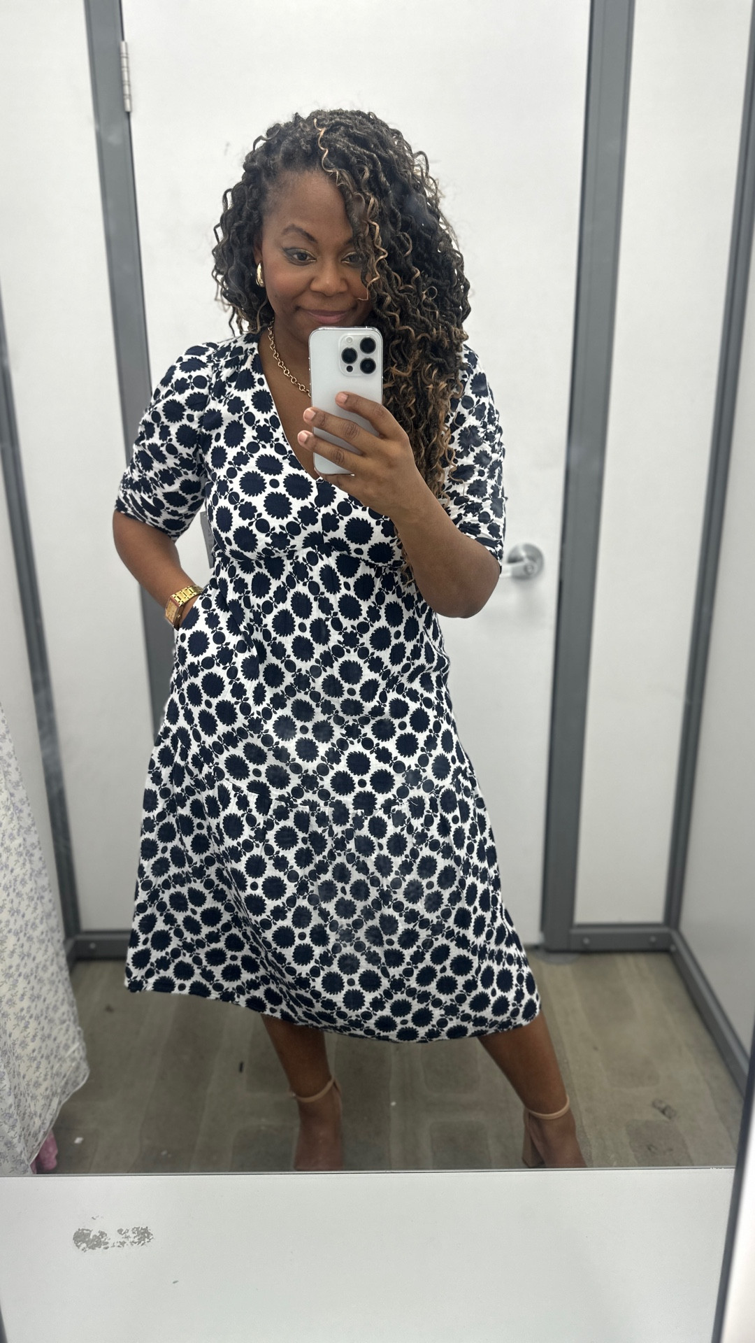 This midi short sleeve V-neck dress is perfect for spring, work, church, and lots of events this season!

I love that it has pockets and it has extra lining as well!  