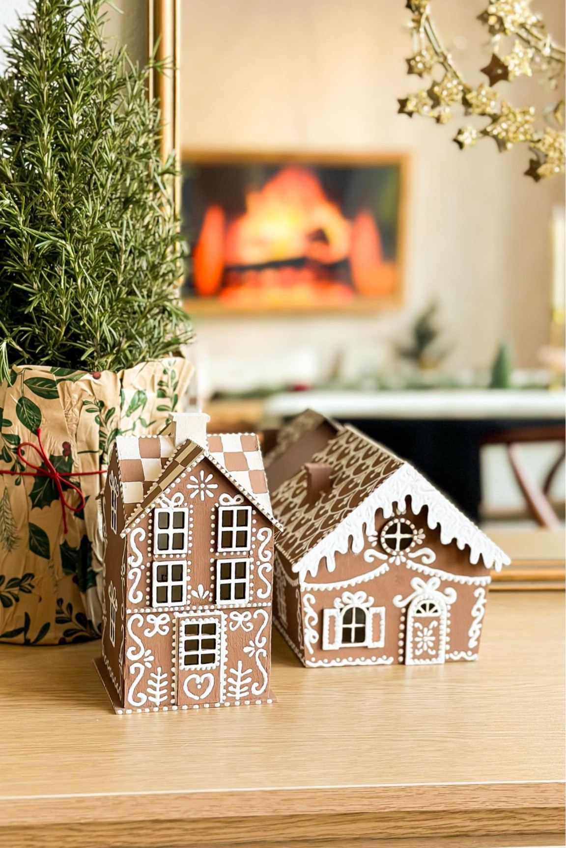 Run to Michaels because these wooden houses are back and on sale! I love that these light up and you can paint them however you want, but this gingerbread style is so classic. And if you want it to look realistic, baking soda + paint is the way to go for that perfect cookie texture!🎄🎀❄️

Materials
✔️ Acrylic paint - Sable Brown by Americana
✔️ Baking soda
✔️ White Puffy Paint - Tulip