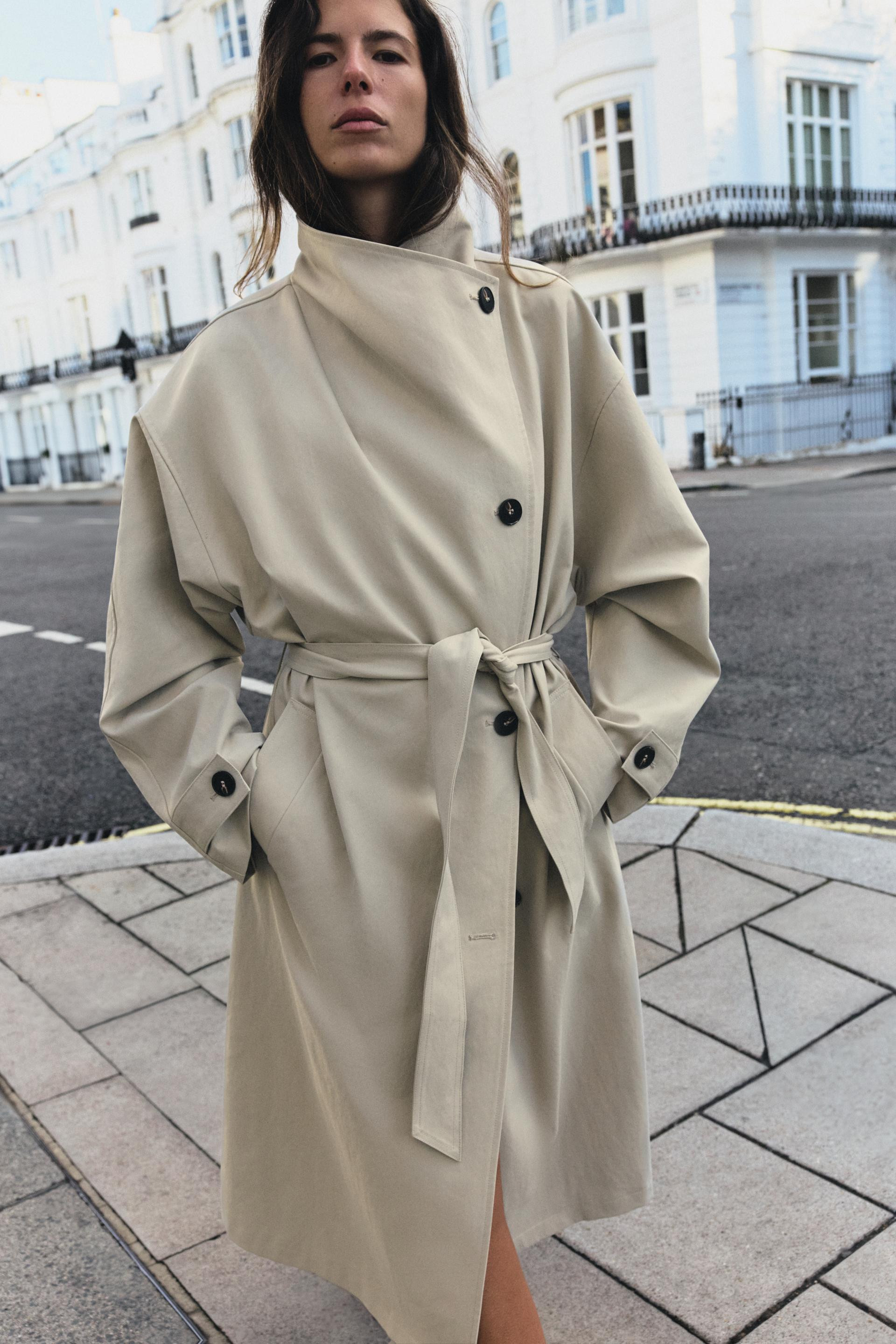 Gr\u00f6\u00dfe des Models: 173 cmTrenchcoat mit Stehkragen und langen \u00c4rmeln, die mit kn\u0... | Zara US
