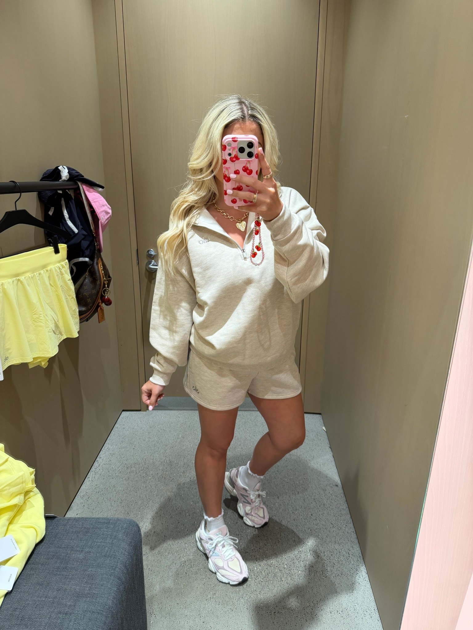 New oatmeal alo color
Size small
New balance tts