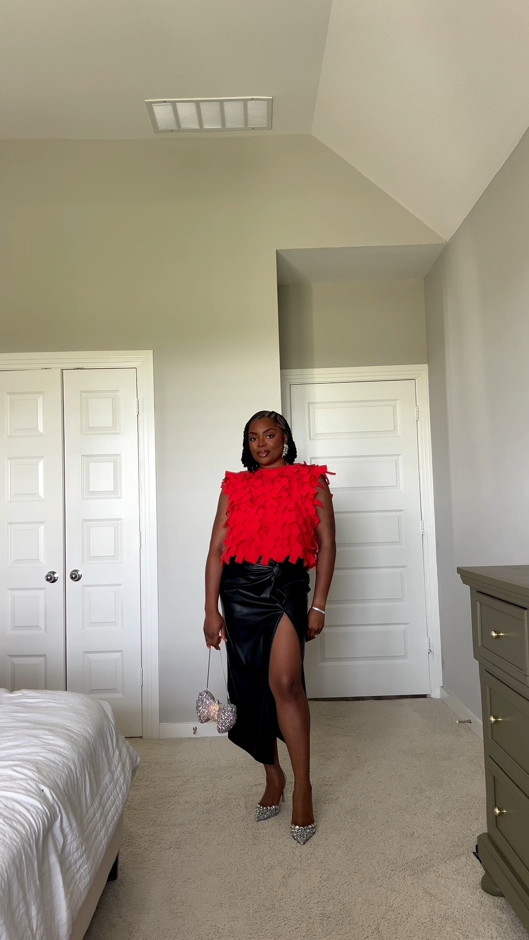 I had fun styling this statement top from @renttherunway. I paired it with pieces that balanced the volume up top and created a more proportionate silhouette.

I’m wearing a size 8 / Medium 
Shoe size 10