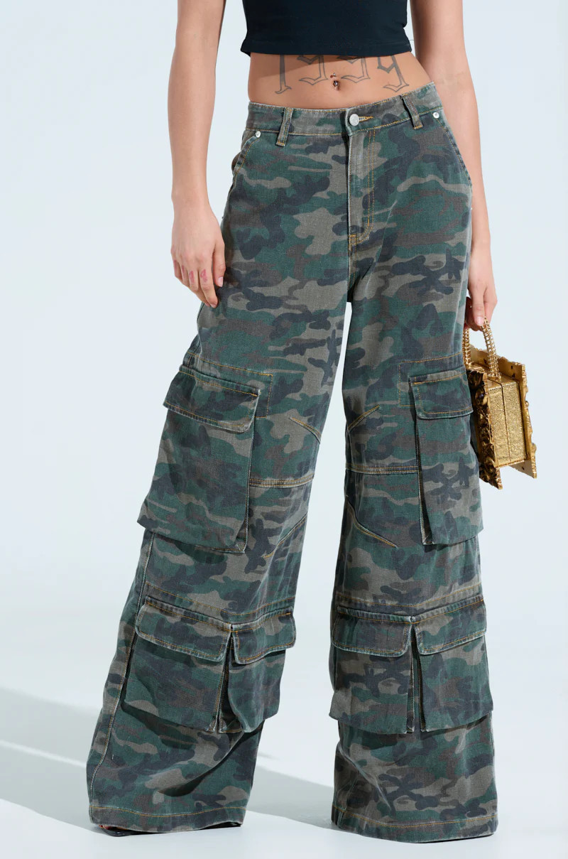 AKIRA Not So Basic Camo Cargo Pants | Size Medium | AKIRA