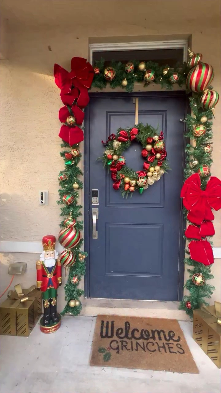 Hey, love bugs! It’s Christmas Eve Eve 🤗🤗. I hope you all are enjoying the holidays. 

#christmaseve #christmas #christmasporch #porchdecor #porchdesign #homedecor #christmasdecor #garland #wreath #diywreath #diychristmas #diychristmasdecor #holidaydiy