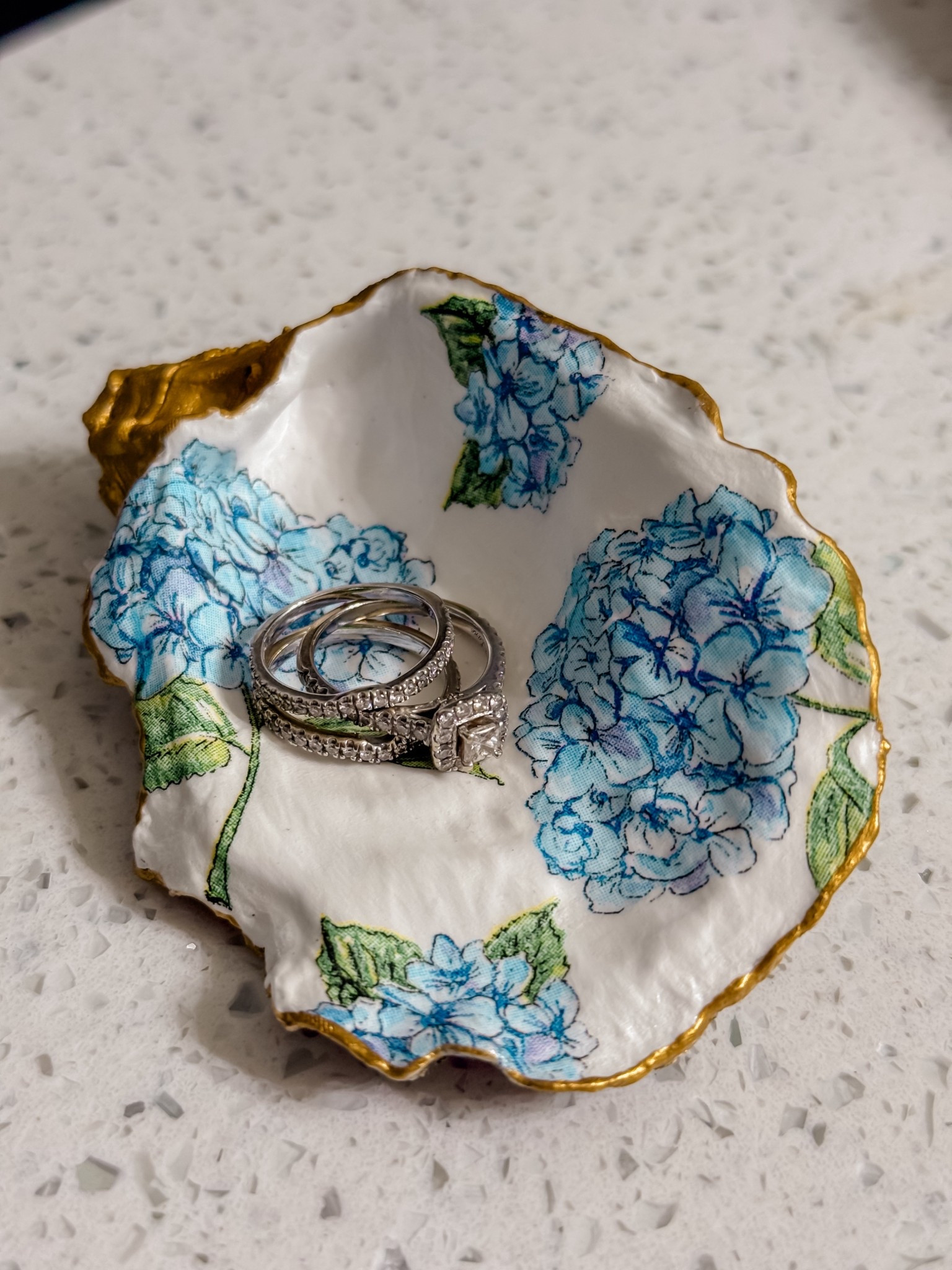 Hydrangea’s are my favorite 🤩 I’m loving my new jewelry holder! 