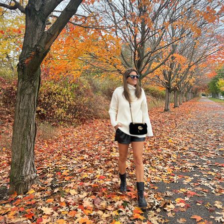 Out buying Christmas ornaments but also living my best fall life 🍂 

#fall #falllook #fallstyle #falloutfit #fallootd #falloutfitideas #leathershorts #combatboots 