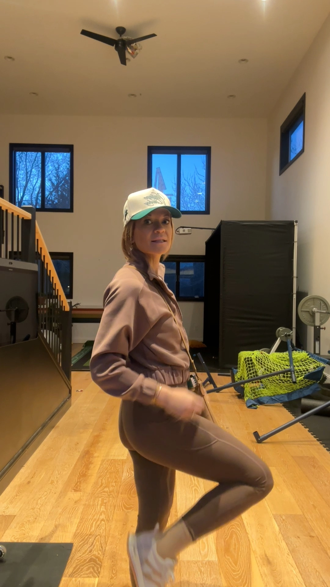 Long Travel day outfit! ✈️ Ready to run to make those connections. Ha! But 💯 this top and these leggings are my fave! Wear on repeat, as you can tell. Butter. Will be a comfy travel day. 