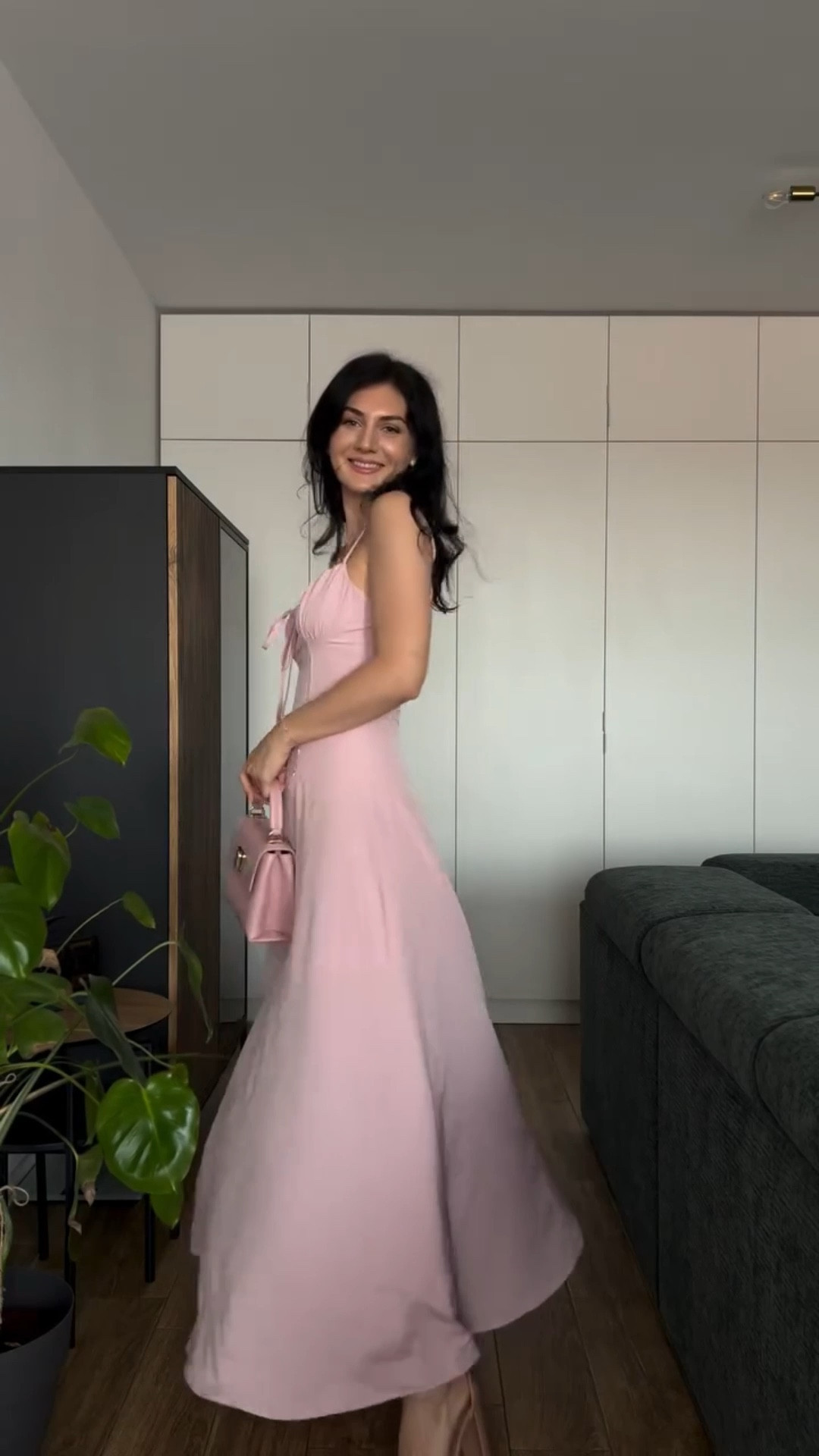 This baby pink summer dress makes me feel like a princess 🌸👸🏻 would you wear it? #summerdresses #summerlooks #summerparty #maxidresses