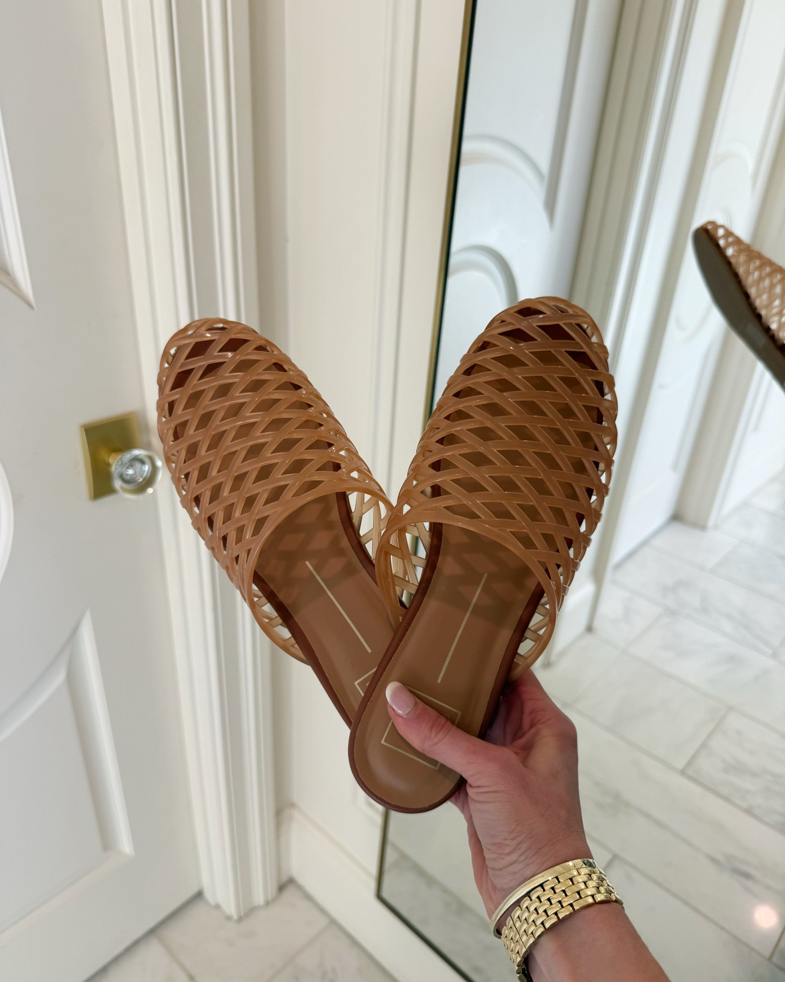Love these neutral jelly mules for summer