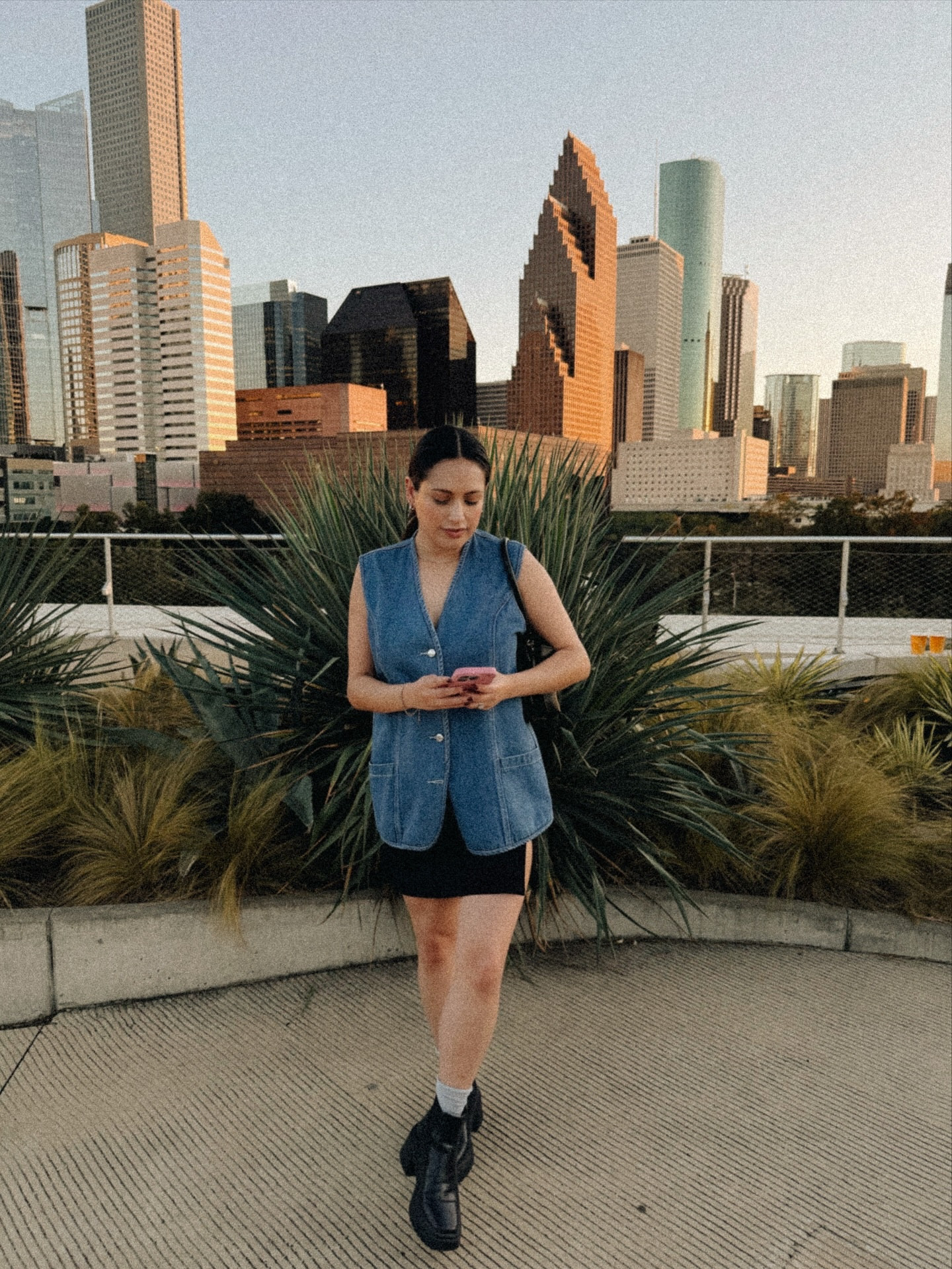 @posthtx evening

[new vlog is out - talking about fall fashion essentials while looking like a vlogger amateur]

#houstonvlog #houstonvlogger #falltrends