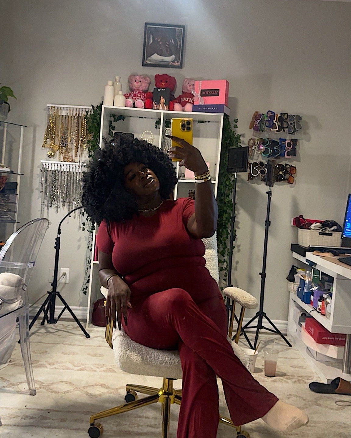 Living my best cozy life — good food, good people, and choosing myself every single day. Smile, it looks good on you ✨🥢💕 

#CozyVibesOnly
#ChooseYourself
#FoodieMoments
#SelfCareLifestyle
#GoodTimesGoodPeople