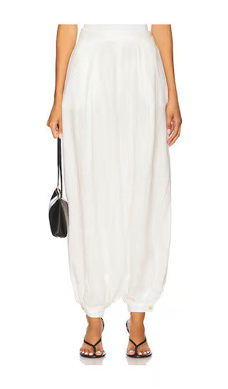 Favorite Apolo Pant in White

              
    
        
        
            Favorite Button | Revolve Clothing (Global)