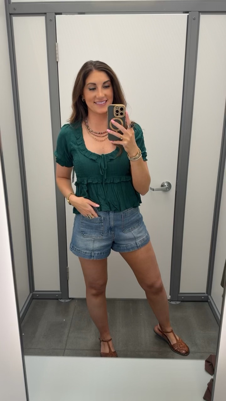 This top is perfect for fall! 🌻 very light weight and the prettiest green.