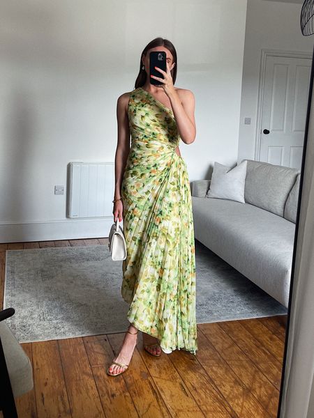 Summer  occasion-wear/ wedding guest inspo 
Wearing a size 8 in the mango floral asymmetric dress  

