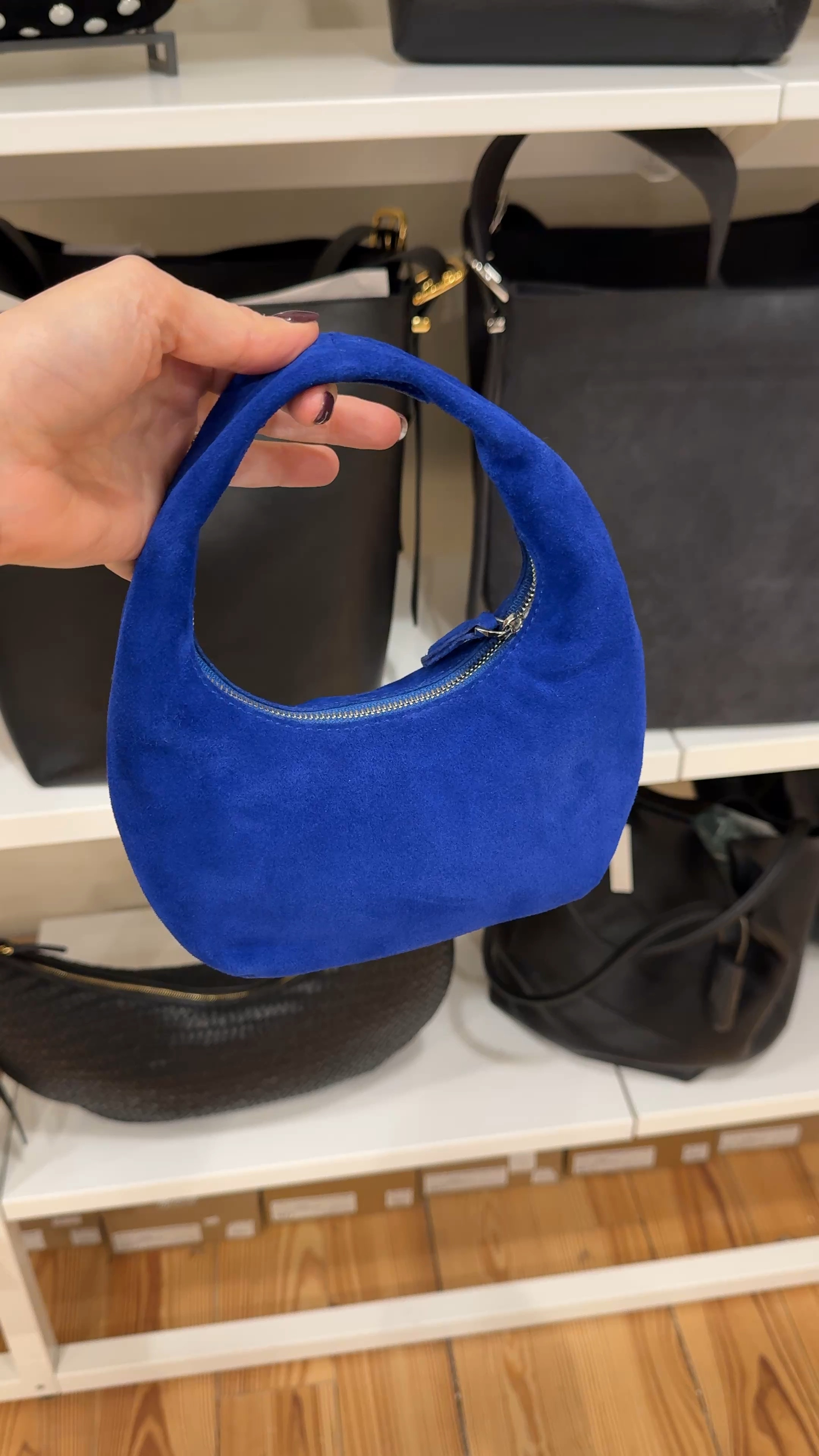 How fabulous is this little handbag we picked up for a client this week?!

#datenight #StylingTips #PersonalStyling #effortlesstyle #WinterFashion #personalstylist #nashvillestylist #StyleOver40 #LTKVideo #winteraccessories #winterbags #whattobuy #winterstyle

#LTKWatchNow #LTKItBag #LTKFindsUnder100