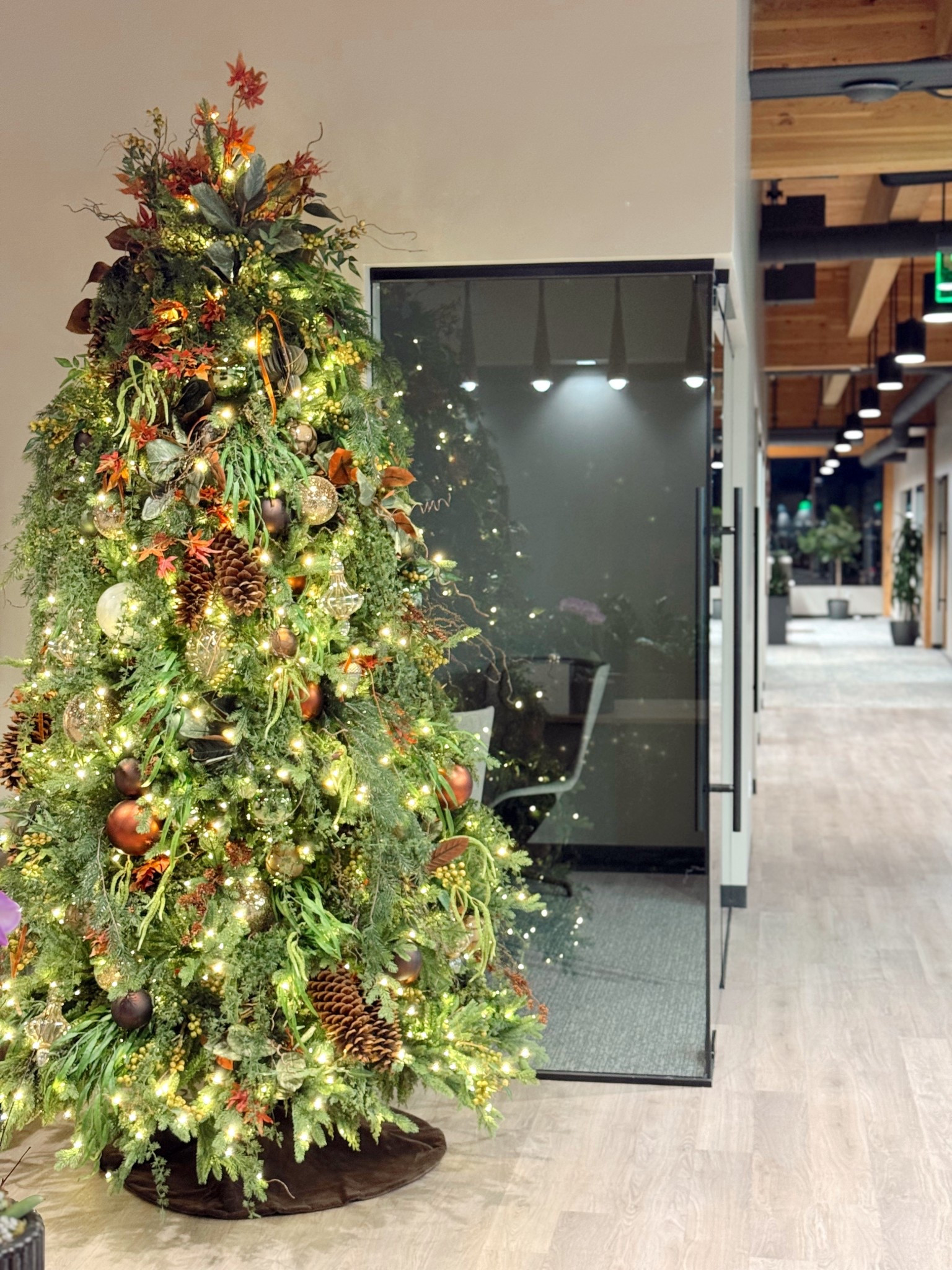 This tree started with six cedar garlands from Amazon layered into the base. That one step instantly added so much texture and depth. From there, we mixed in a variety of picks and greens to build a curated, wild, and elegant look. It's amazing what a tew extra layers can do to transtorm the whole tree.
#dehartdesigns #christmasdecor #christmasstyling #holidaydecor

#LTKHoliday #LTKSeasonal