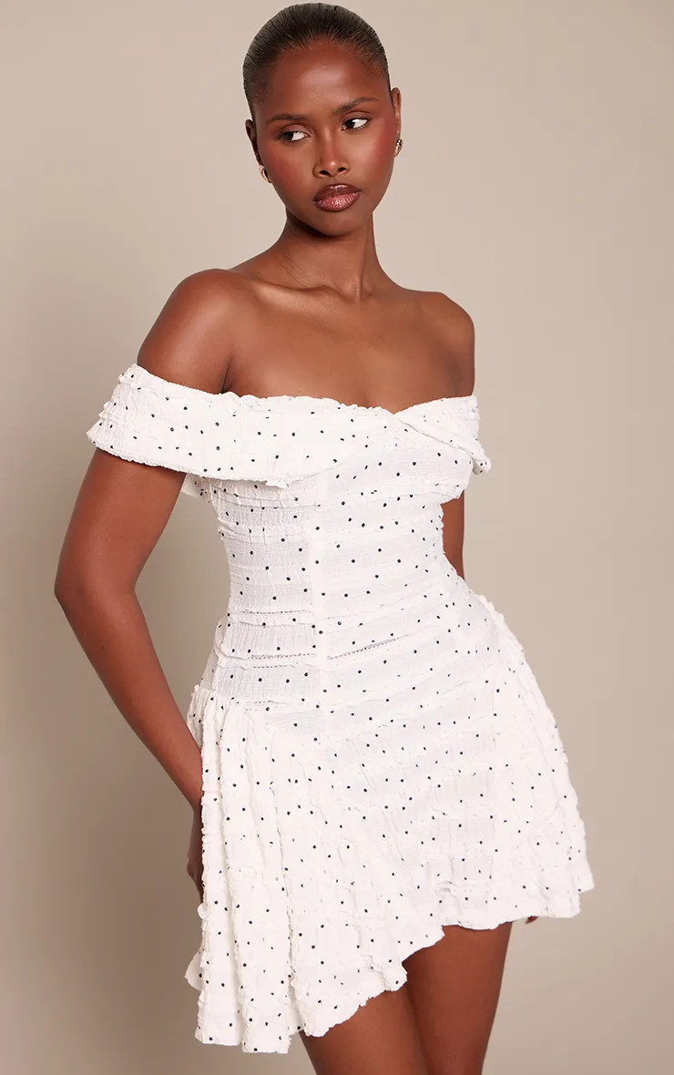 White Blanc Robe Droite Bardot Texturée À Pois | PrettyLittleThing FR | PrettyLittleThing (FR)