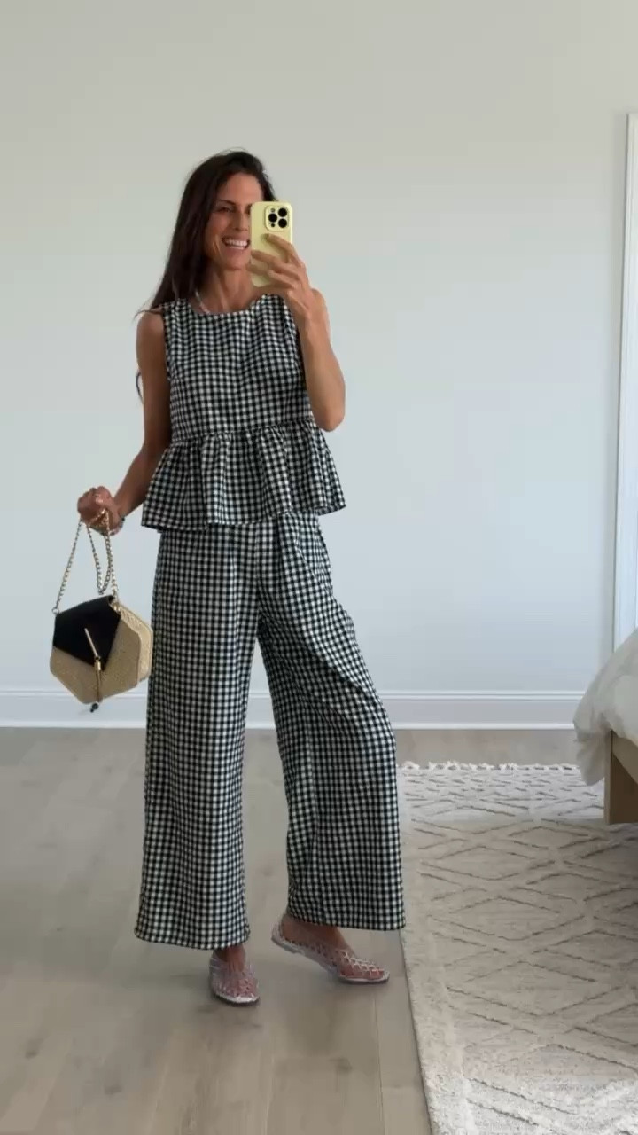Matching set that makes getting dressed so easy
Lightweight gingham top + wide leg pants for a comfy but put together look you can wear all day
Perfect for everyday, travel, or casual plans when you still want to feel styled
