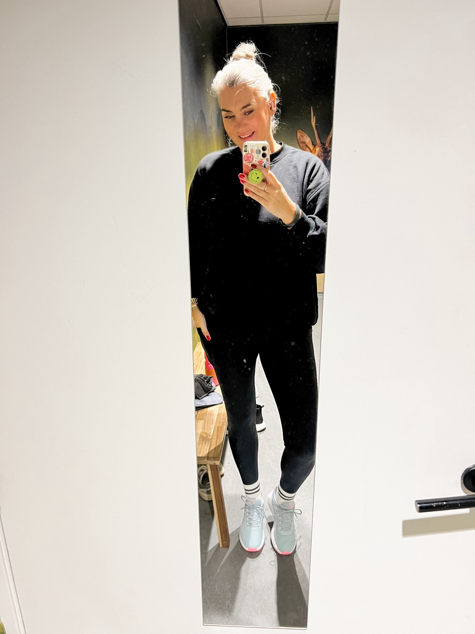 OOTD - Woensdag. Ik eindig het jaar in de sportschool 😅. In een zwarte oversized sweater (M), een zwarte legging met zakken (M, Maya Freya), korte crew socks en Adidas sportschoenen. 

#LTKnederlands #LTKeurope #LTKfitness