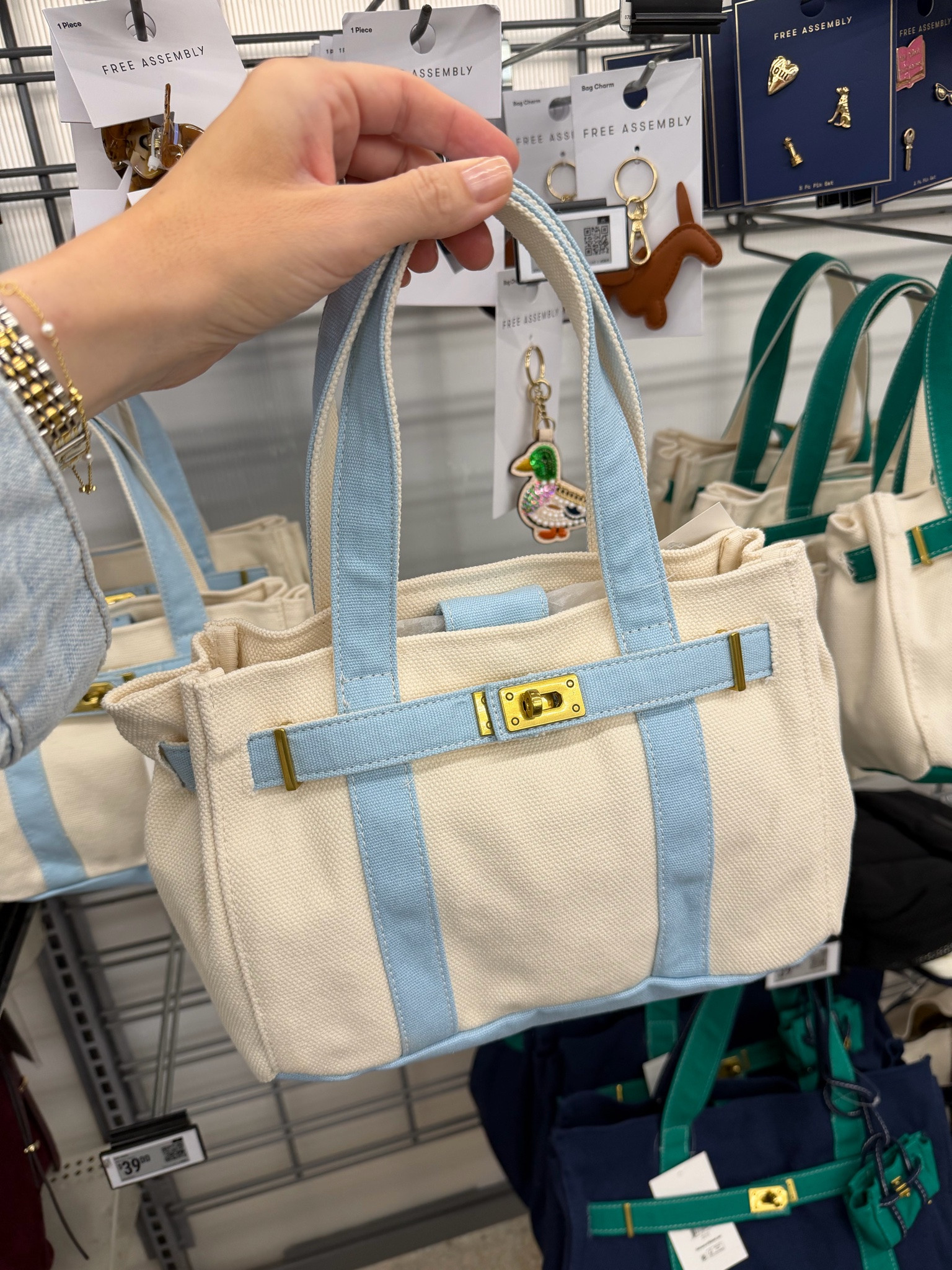 Walmart canvas totes, I was literally just in cape cod and shocked to see what looked like the same bag for over $100! I wondered if they got the bags at Walmart lol 😆