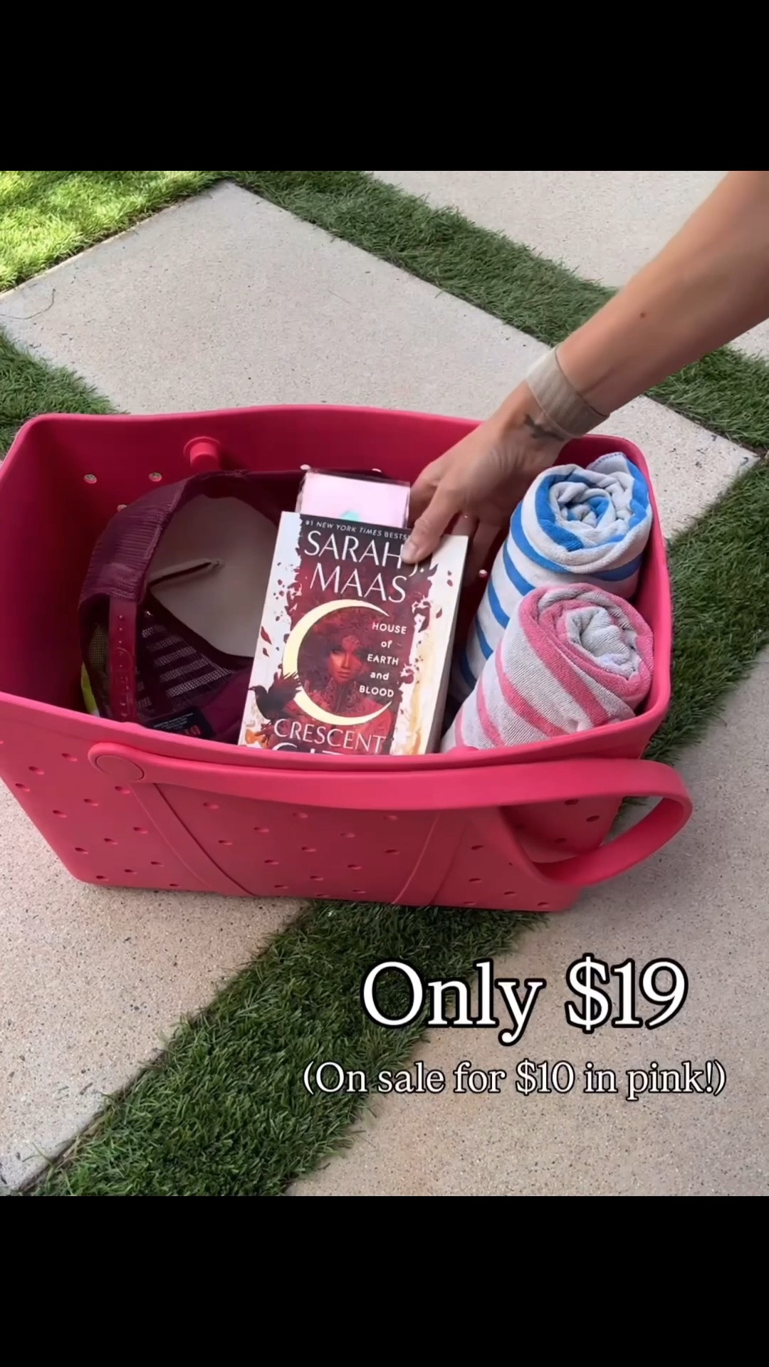 This is the perfect t sports/game day bag! And beach bag for sure!