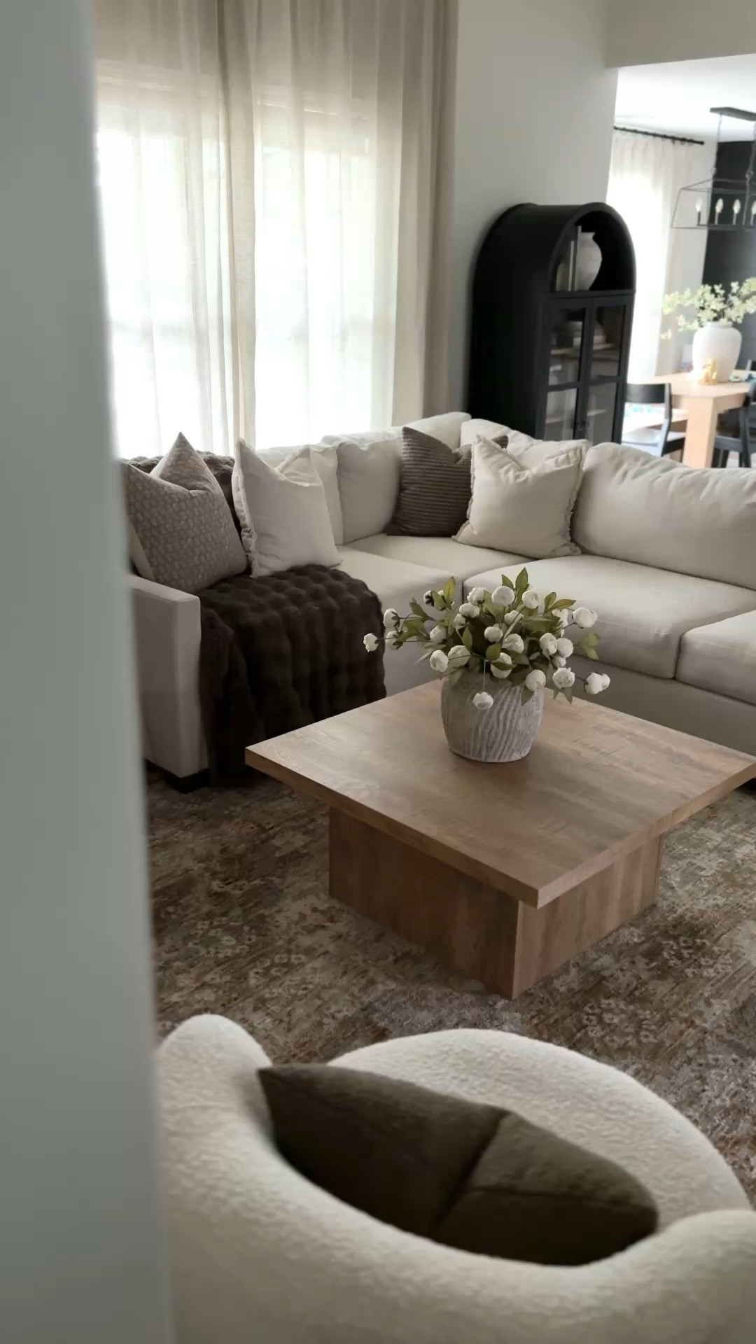 Living room 🤍


Organic modern, neutral home, living room rug, living room styling, coffee table, coffee table styling, coffee table decor, spring inspo, spring florals, peonies, sectional throw pillows 

#LTKspring #LTKHome #LTKspringtrends