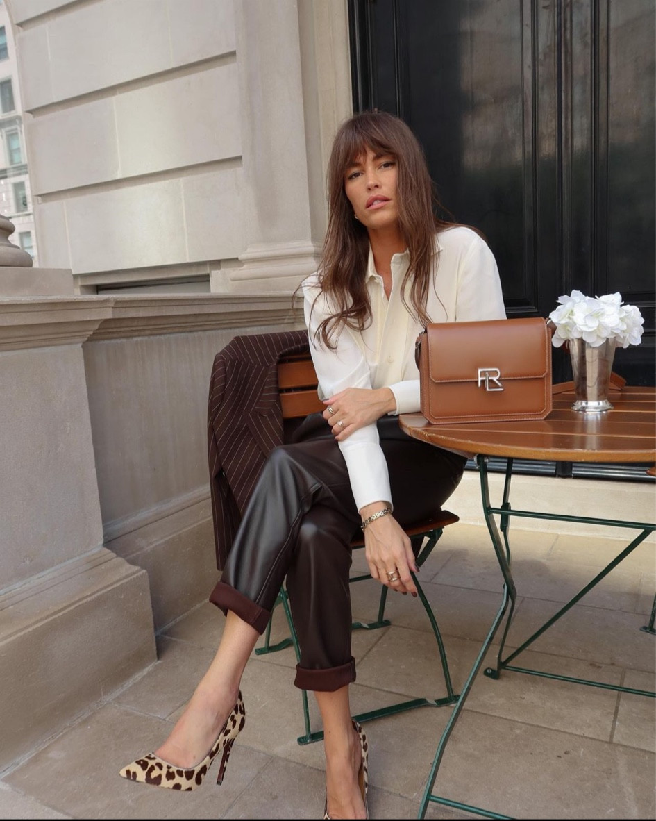 Ralph Lauren RL888

pantalon rogers en agneau, pantalon bordeaux marron, chemise en soie blanche, chemise soie marocaine, sac bandoulière RL888 cuir box calf, sac à main en cuir marron, escarpins Celia en vachette léopard, talons léopards, escarpins #RalphLauren #RL888

#LTKstyletip #LTKitbag #LTKshoecrush