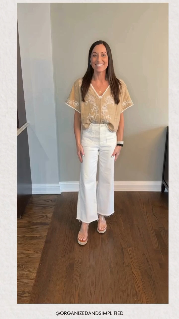 I love this top from @Target! Perfect for spring! 