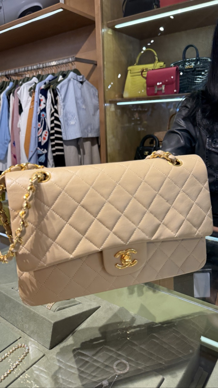 If he still mad, buy Diamond 🙃 the fist bag was from 1989 and I think i’m in love 🥹 

#therealreal #secondhandshopping #chanel #vintagechanel #shoppingtherapy