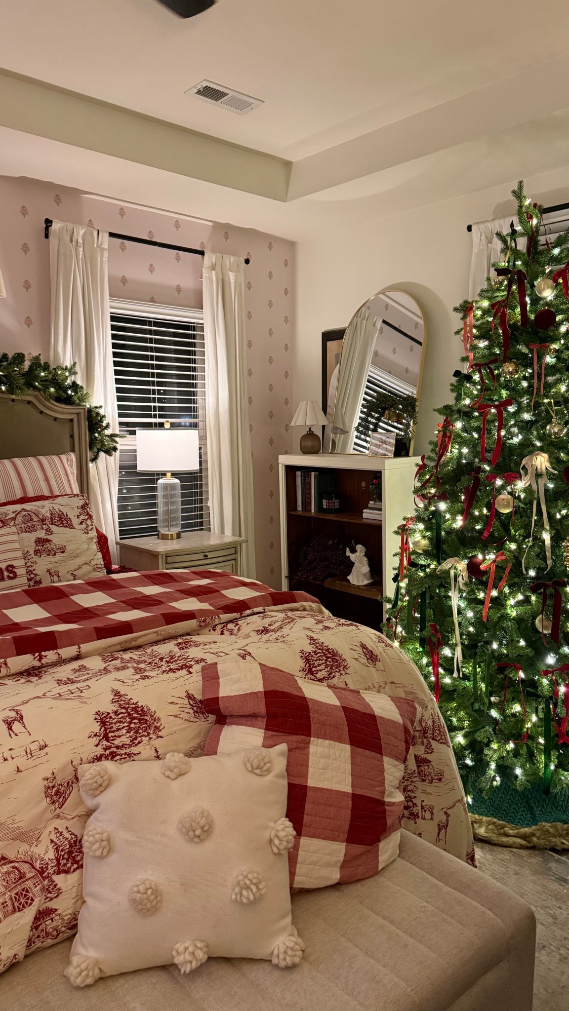 Cozy Christmas Bedroom Decor 

Christmas Bedding | Holiday Bedding | Christmas Tree | Garland | Holiday Home Decor | Christmas Duvet | Bedspread | comforter | Quiltt 

#LTKHoliday #LTKFamily #LTKHome
