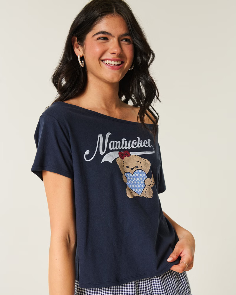 Easy Off-the-Shoulder Nantucket Graphic Tee | Hollister (UK)