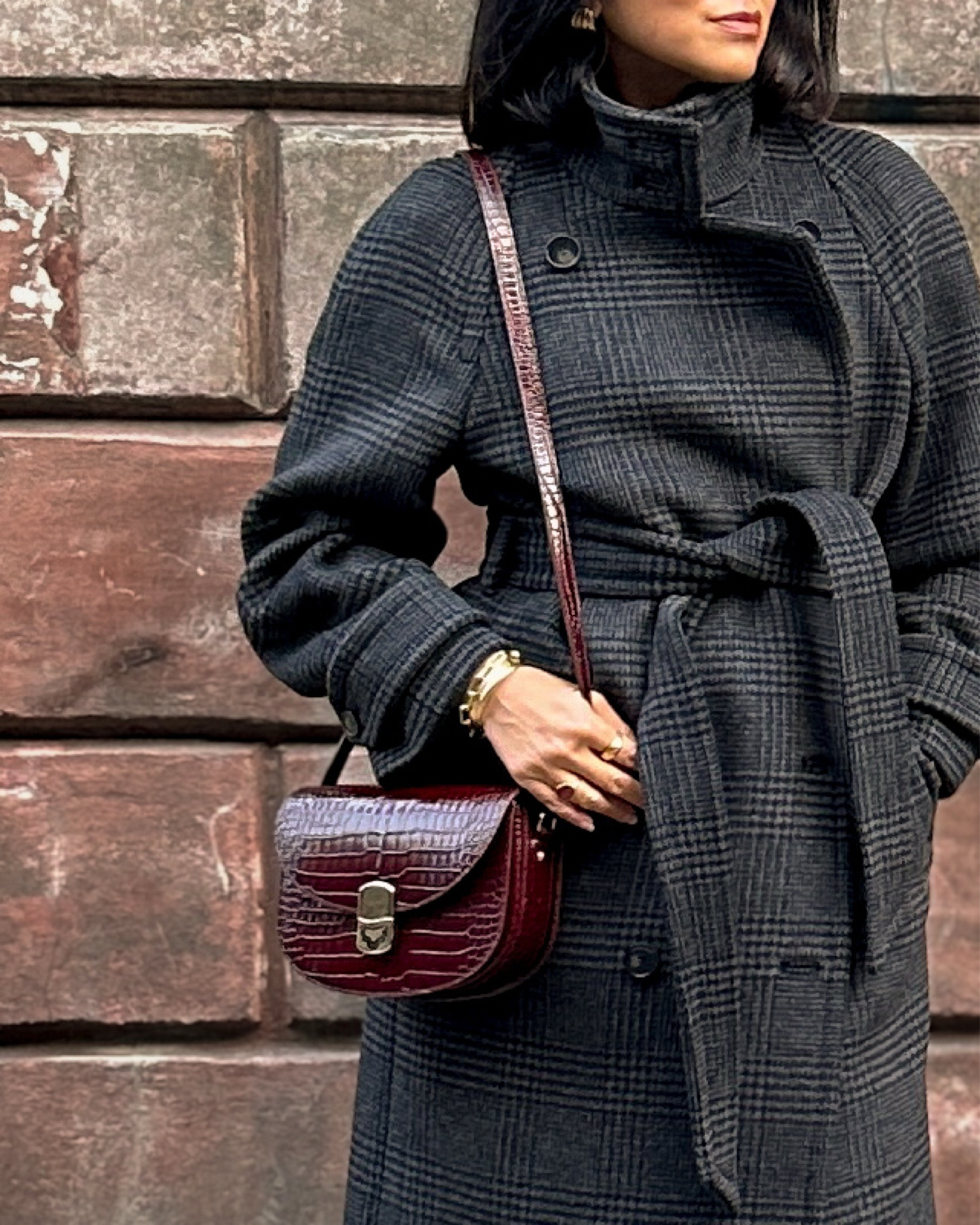 It has been crazy cold in London, and I’m so grateful for this cozy coat keeping me toasty! The heavy wool, funnel neck, and belt are perfect for keeping the cold at bay. Plus, this gorgeous timeless plaid has definitely caught some attention on the streets as I’ve been asked about where it’s from every time I wear it. 

Coat*: @hobbslondon 
Handbag: @sezane 

*PR gift 
.
.
.
#CozyVibes #LondonStyle #winterstyle #coatstyle #wintercoats #longcoat #timelessstyle 

#LTKeurope