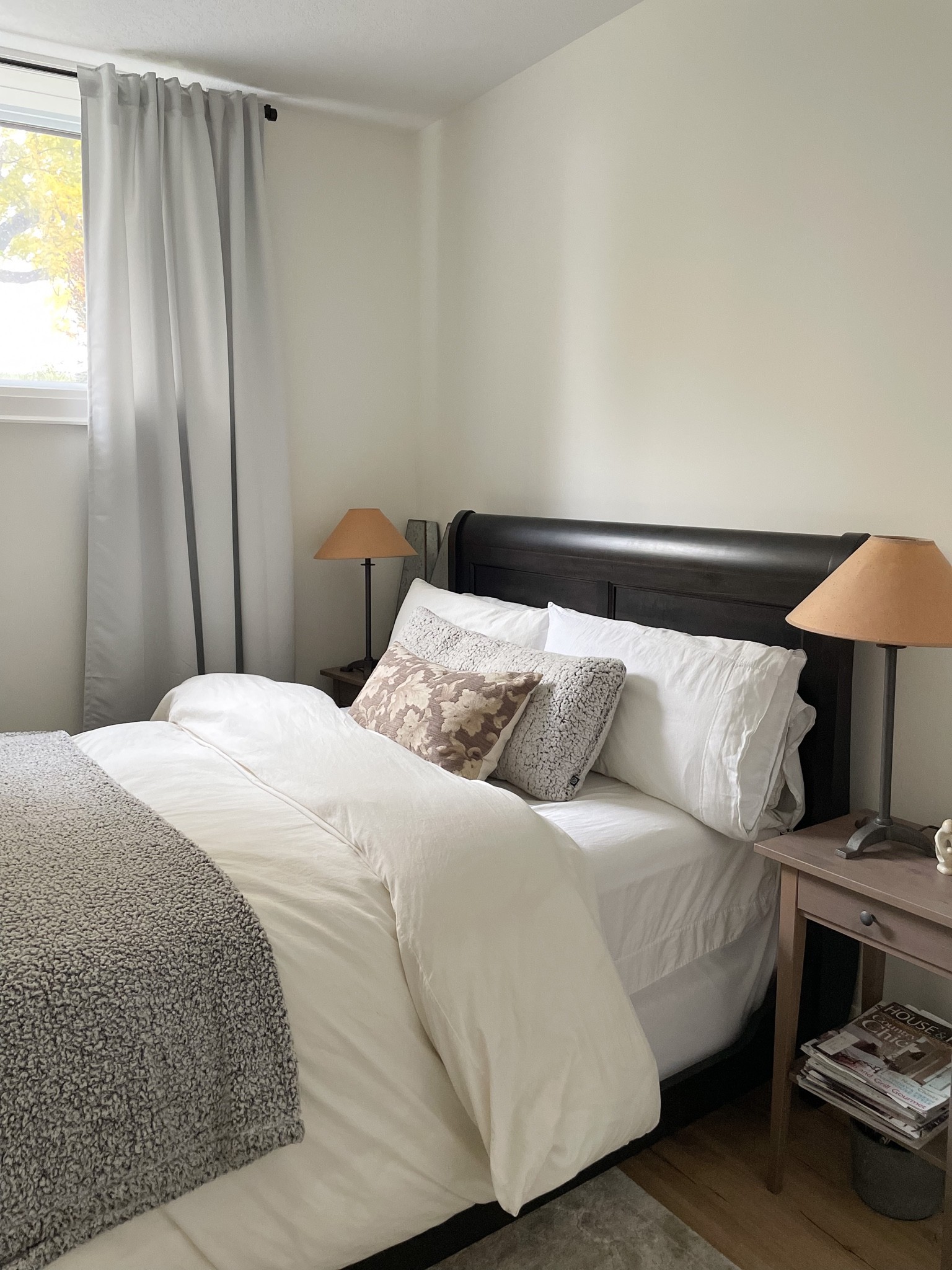 COZY GUEST BEDROOM — adding in textures and layers help to create this cozy guest room. 


#LTKhome #LTKSeasonal #LTKstyletip